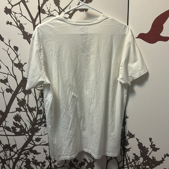 GAP Men’s Size Medium White V-Neck T-Shirt $18 - Picture 2 of 4